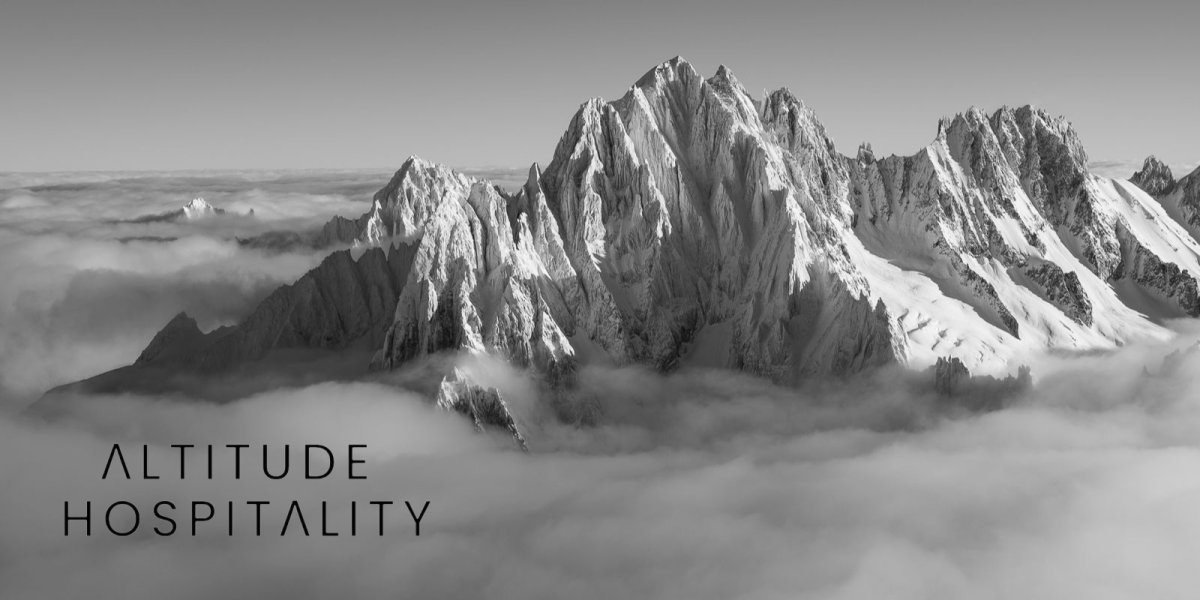 logo logo altitude hospitality montagnes suisses et des fauteuils pour prendre l'apéritif.